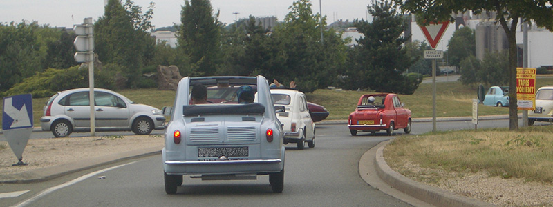 Quelques Vespas 400 en route vers une balade